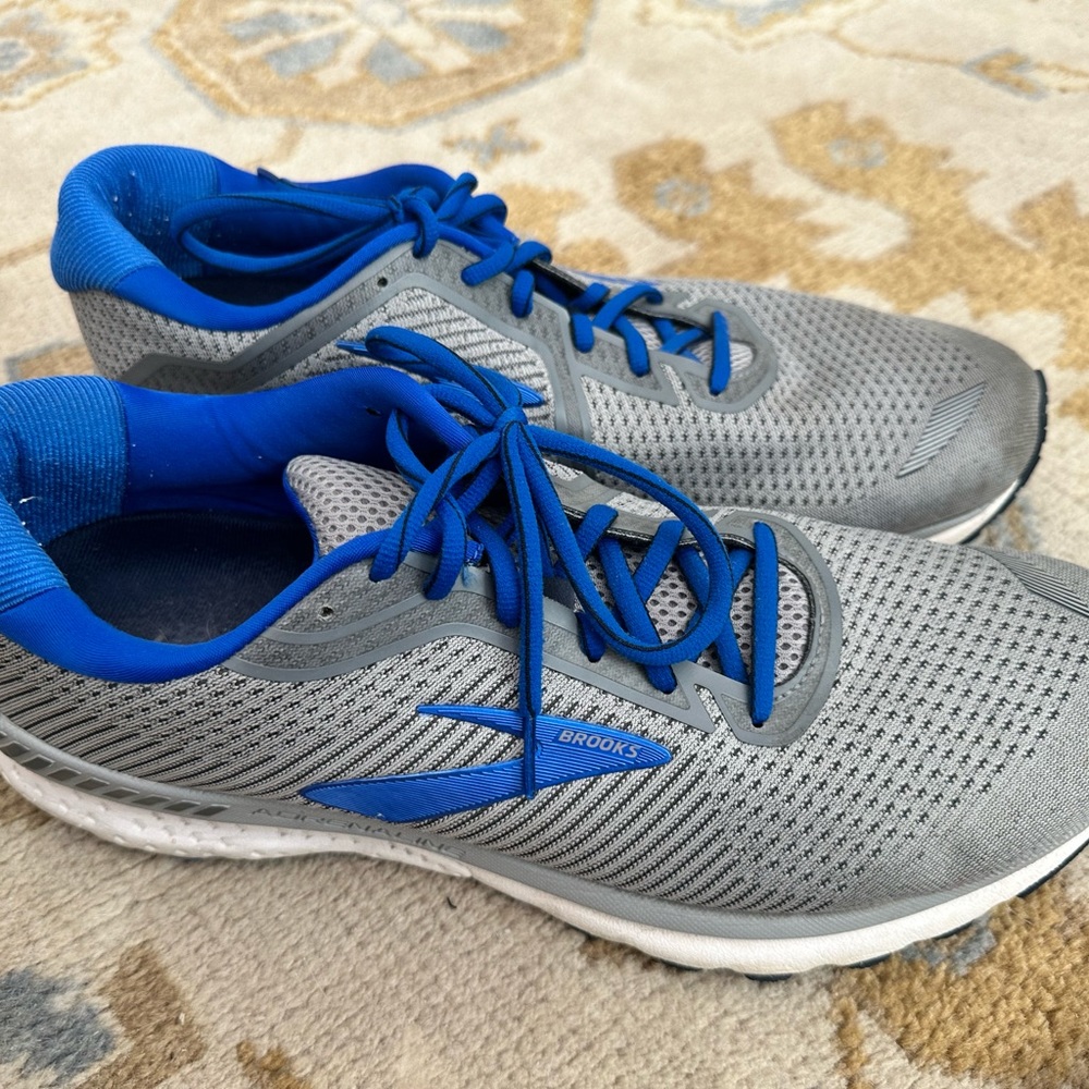 Men’s Brooks tennis shoes size 13